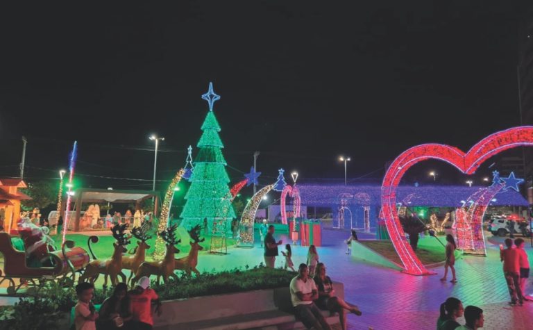 Guarapari aposta em vila natalina e vira cenário instagramável no Natal