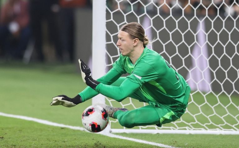 Herói do PSG, Safonov fraturou a mão durante jogo contra o Flamengo