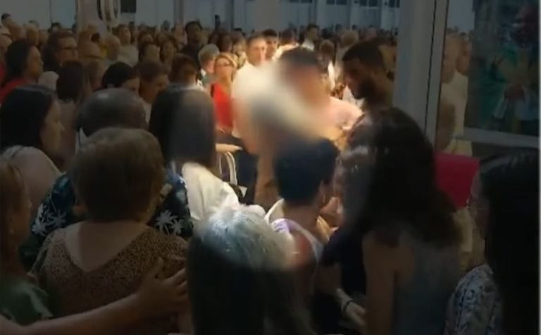 Homem invade igreja e ameaça padre durante celebração na Serra