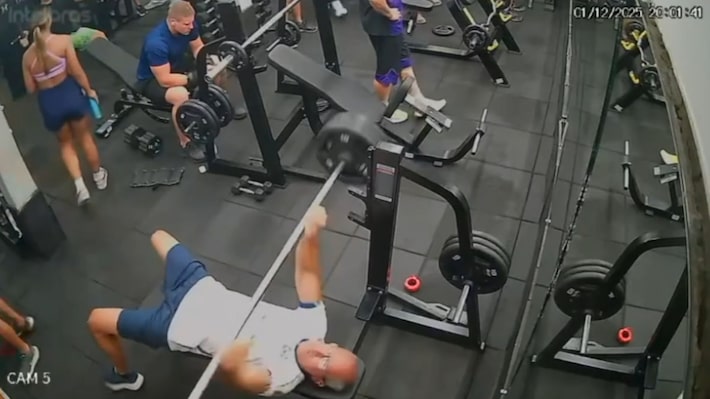 Homem morre após ser atingido no peito por barra de supino durante exercício em academia