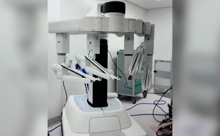 Hospital das Clínicas planeja comprar robô para cirurgias