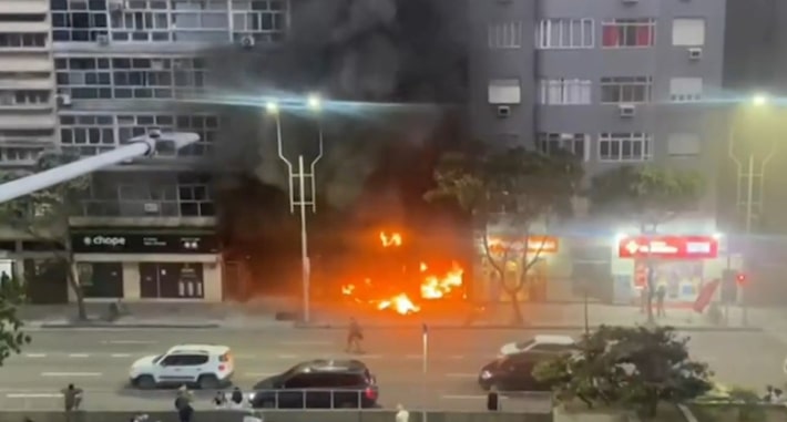Morre idosa ferida em incêndio que atingiu loja em Copacabana, no Rio