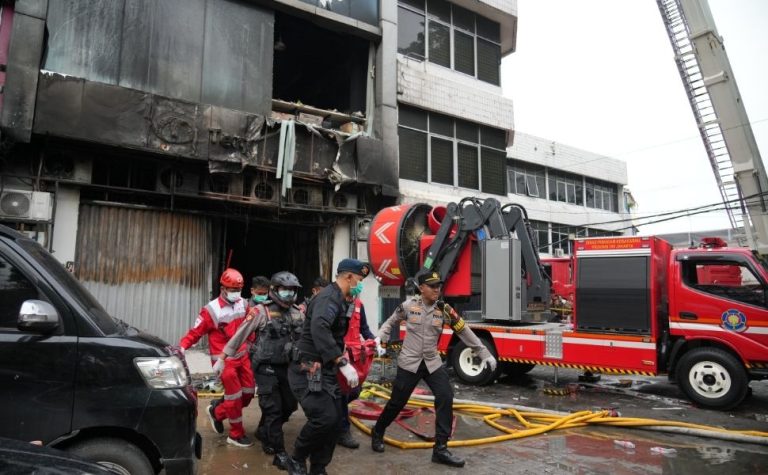 Incêndio atinge prédio de sete andares na Indonésia e deixa 20 mortos