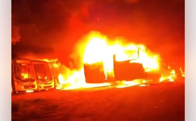 Incêndio destrói 38 ônibus em garagem de empresa no Sul do ES