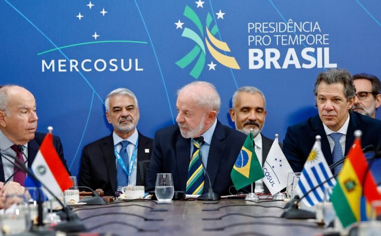 Intervenção armada na Venezuela seria catástrofe humanitária, diz Lula após ameaças