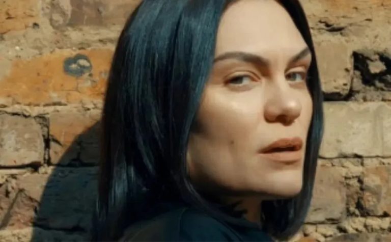 Jessie J desabafa sobre o ano marcado pelo tratamento contra câncer de mama