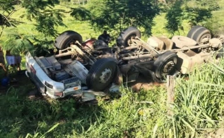 Jovem de 18 anos morre após caminhão carregado de abacaxis tombar no ES