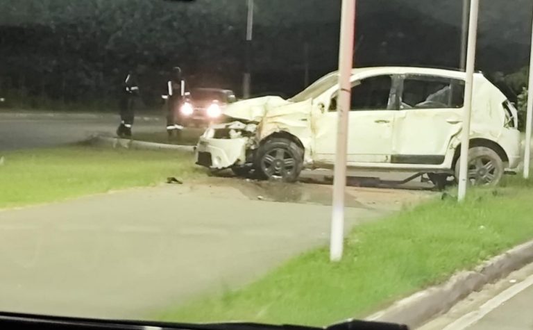Jovem sem habilitação morre após bater carro em poste na Serra