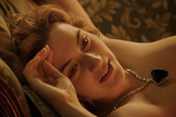 Kate Winslet: “Primeiras experiências íntimas na adolescência foram com garotas”