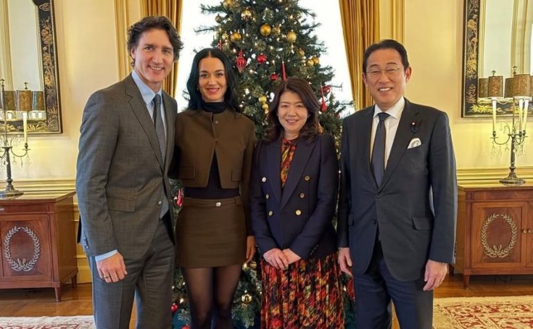 Katy Perry oficializa namoro com Trudeau em foto com político japonês