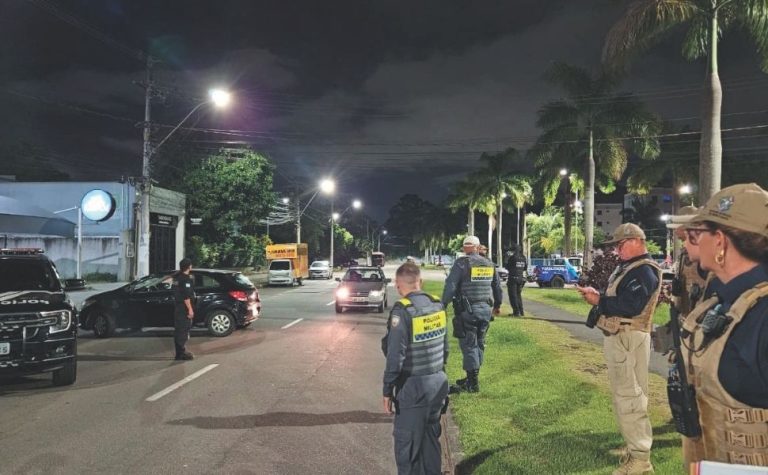 Lei Seca: blitze multam 101 por dirigir embriagados e 2 são detidos