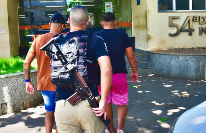 Líder de milícia na Baixada Fluminense e policial civil são presos suspeitos de vazarem operações