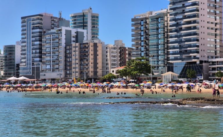 Mais de 900 ônibus devem chegar a Guarapari até o Réveillon