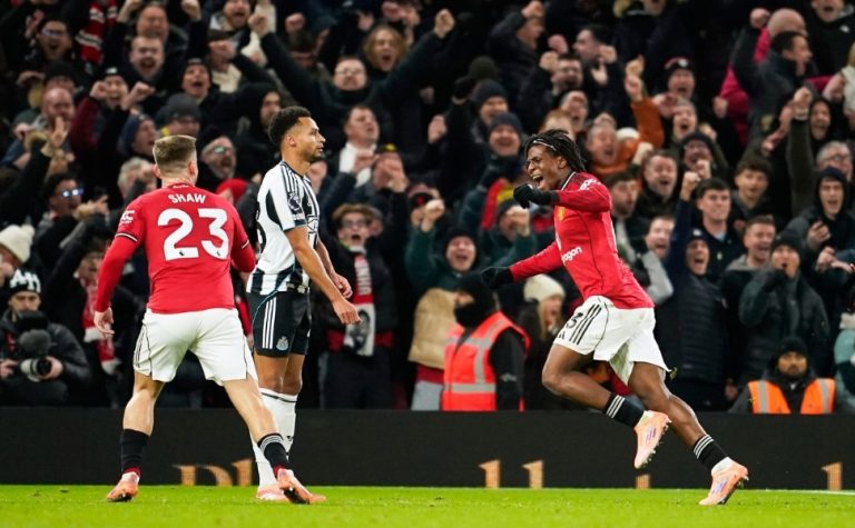 Manchester United derrota Newcastle e se aproxima do G-4 do Campeonato Inglês