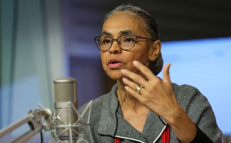 Marina Silva tem leve fratura na coluna e é hospitalizada