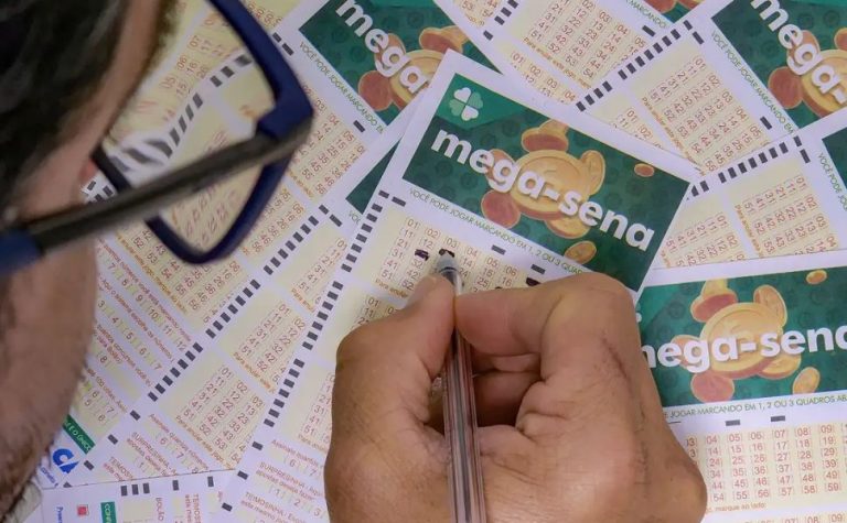 Mega-Sena acumula e prêmio principal vai para R$ 12 milhões