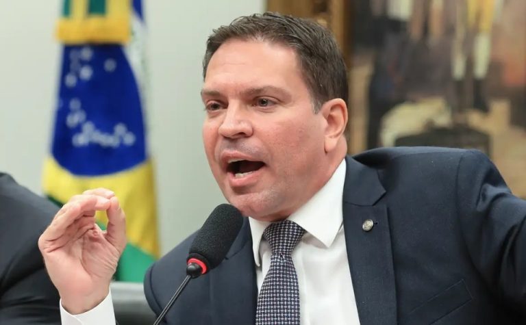 Moraes reabre processo de Ramagem pelo 8/1 após cassação do deputado
