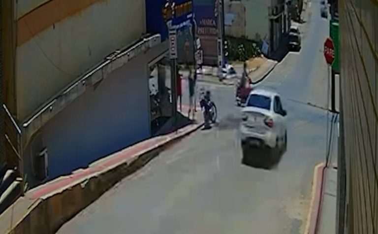 Motociclista fica em estado grave após ser atingida em cruzamento em Vila Valério
