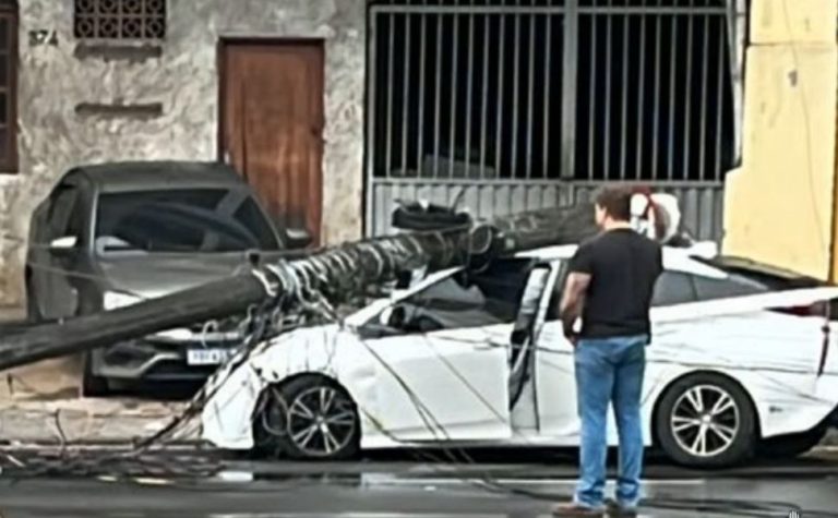 Motorista de aplicativo cochila ao volante e derruba poste em Cariacica