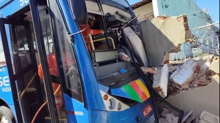 VÍDEO: Motorista de ônibus fica ferido após tentativa de assalto em Boa Viagem