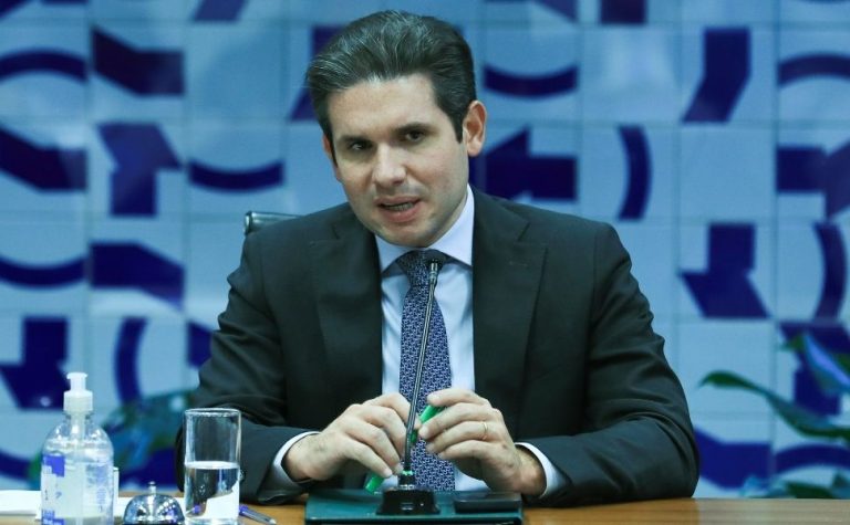 Motta diz que decidirá sobre Eduardo e perda de mandato de Zambelli e Ramagem