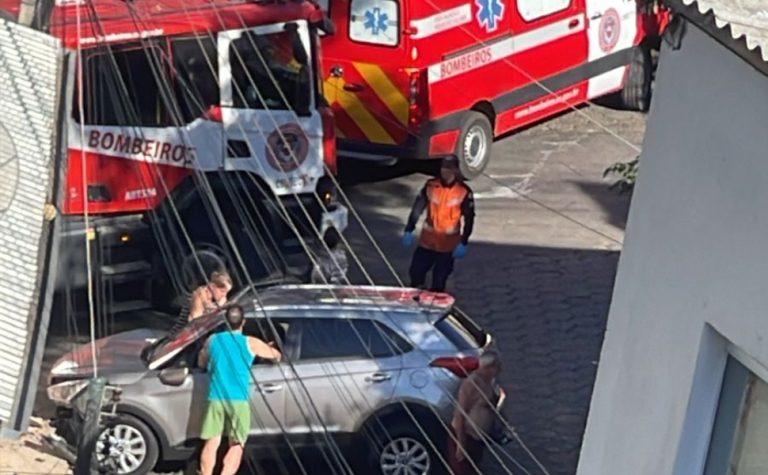 Mulher morre após carro colidir em poste no Noroeste do ES