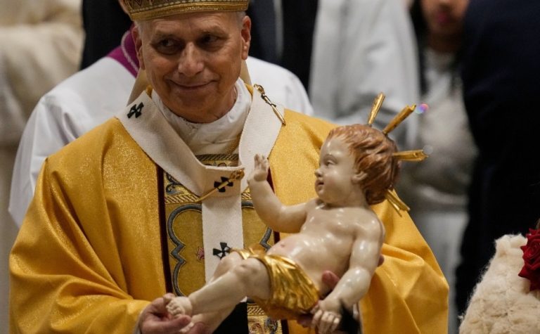 ‘Negar ajuda aos pobres é rejeitar a Deus’, diz papa Leão 14 em Missa do Galo