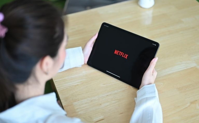 Netflix fecha acordo para comprar Warner Bros., incluindo estúdios e HBO