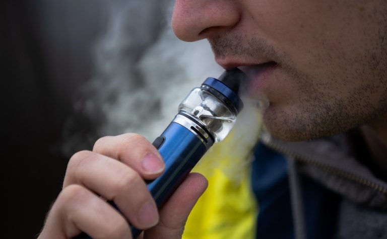 Nicotina é tóxica para o coração em vapes, narguilés ou cigarros, conclui pesquisa