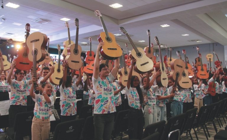 Orquestra de violões revela talentos da rede pública