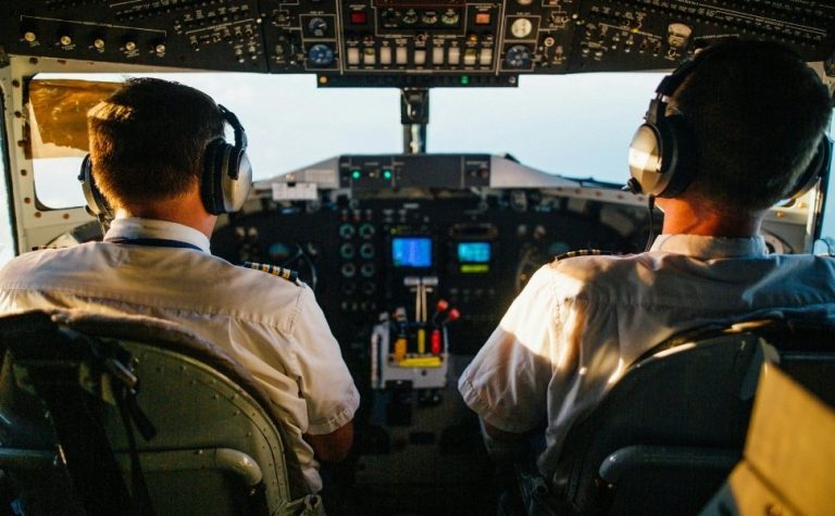 Pilotos e comissários podem entrar em greve a partir de 1º de janeiro