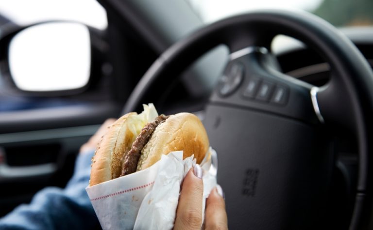 Pode comer e beber ao volante? E dirigir de chinelos? Tire dúvidas antes de viajar