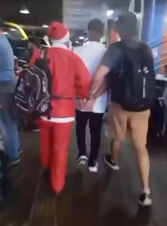 Policial vestido de Papai Noel prende foragido na rodoviária de Porto Alegre