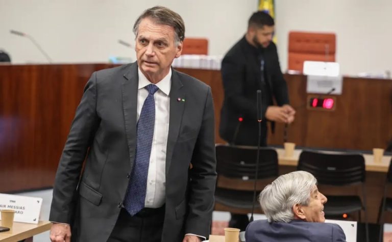 Bolsonaro volta a ter soluços um dia após cirurgia e faz nova intervenção