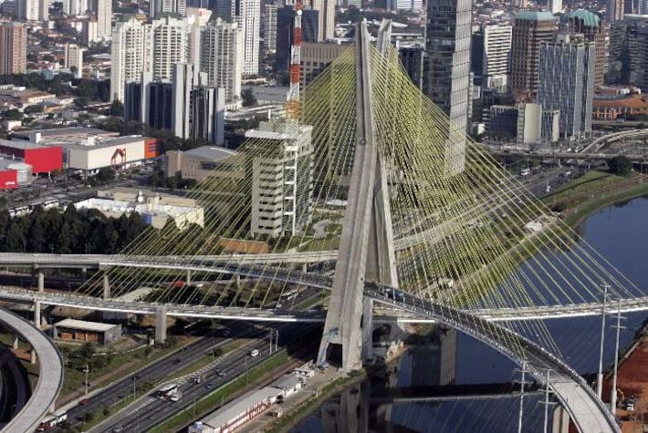 Proteção de avenida perfura carro em acidente na Zona Sul em SP