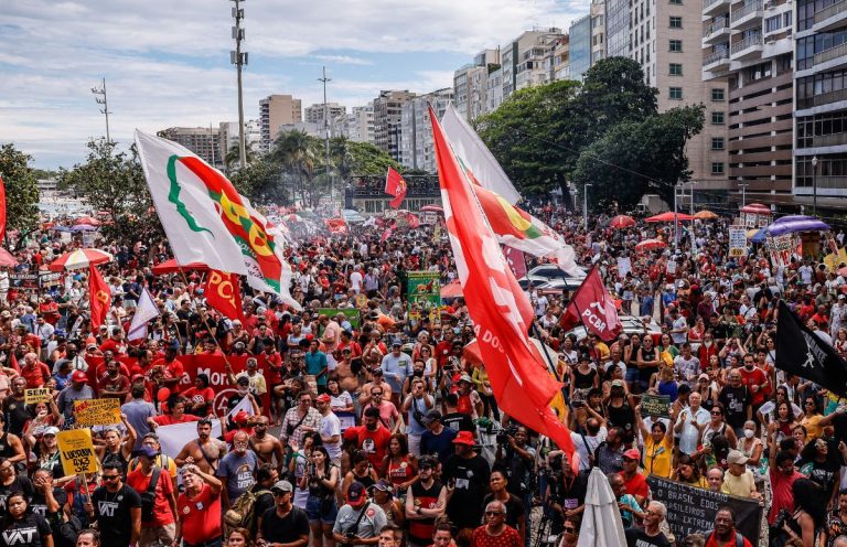 Protestos contra redução de penas reúnem manifestantes e artistas pelo país