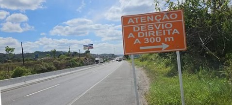Recuperação de placas de concreto causa desvio em trecho da BR-232