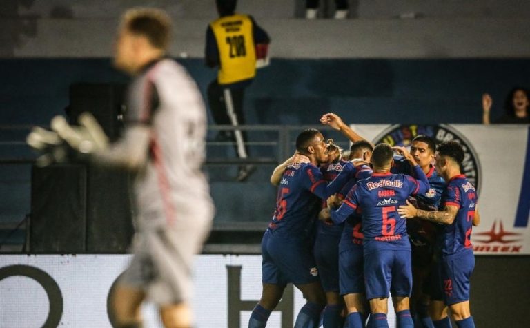 Red Bull Bragantino atropela Vitória e complica rival na luta contra o rebaixamento