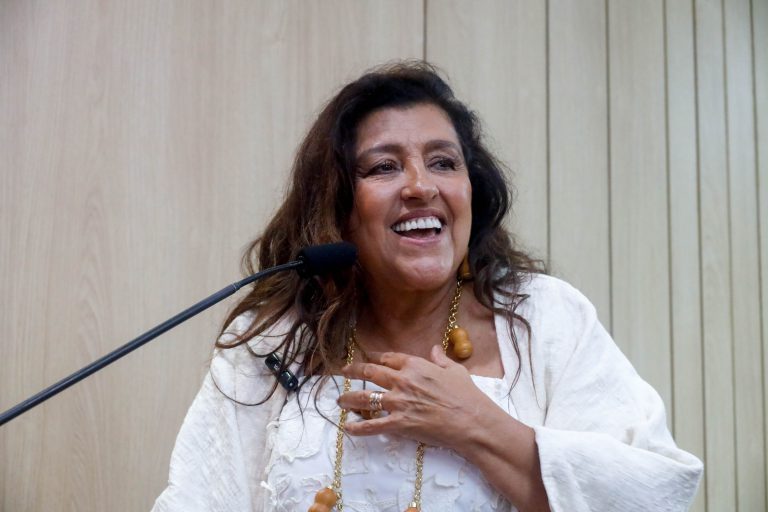 Regina Casé recebe títulos de cidadã pernambucana e recifense