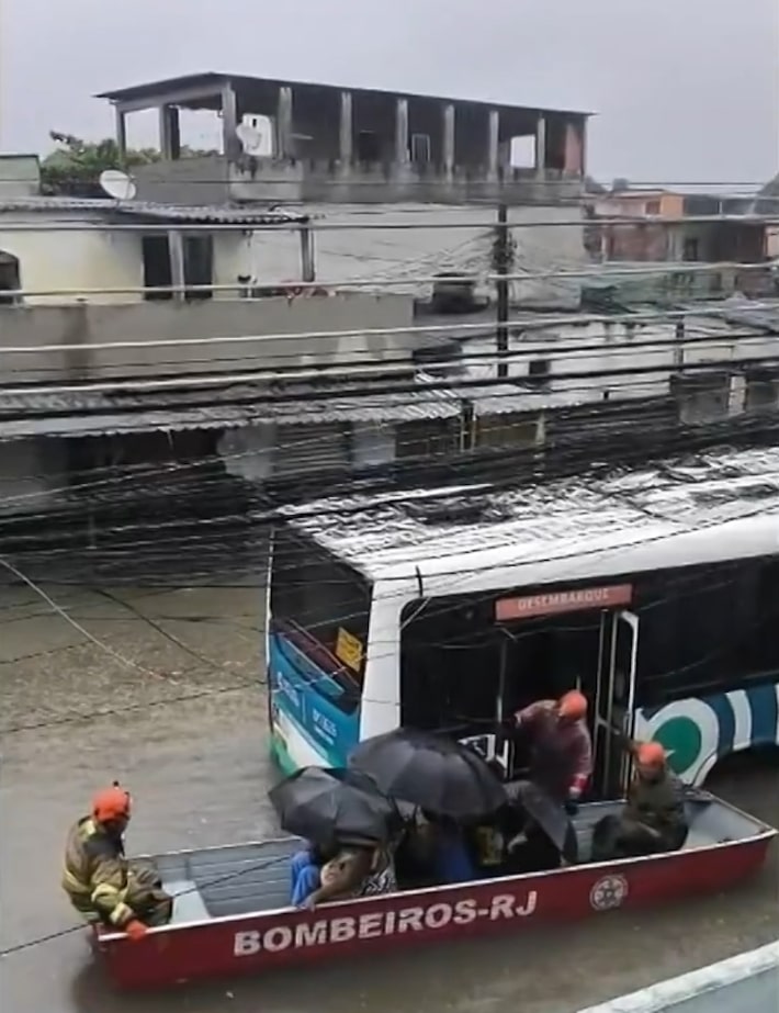 Resgate de bote e passageiros ilhados em ônibus: veja imagens do caos no Rio após temporal