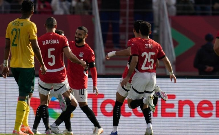Salah marca de pênalti, Egito vence a África do Sul e se classifica
