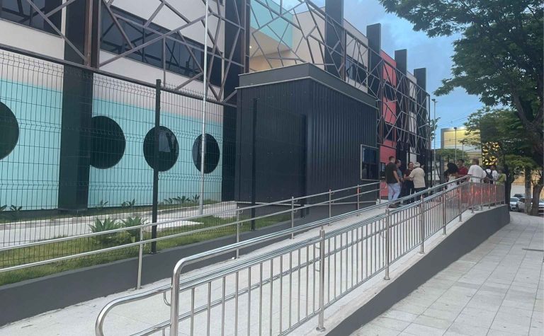 Serra inaugura nova escola com sala de idioma e 4 laboratórios