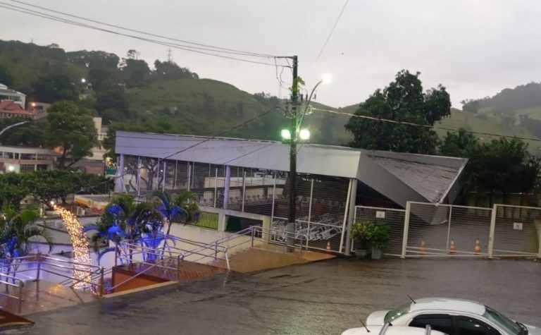 Temporal destelha escola, igreja e causa estragos no Sul do ES