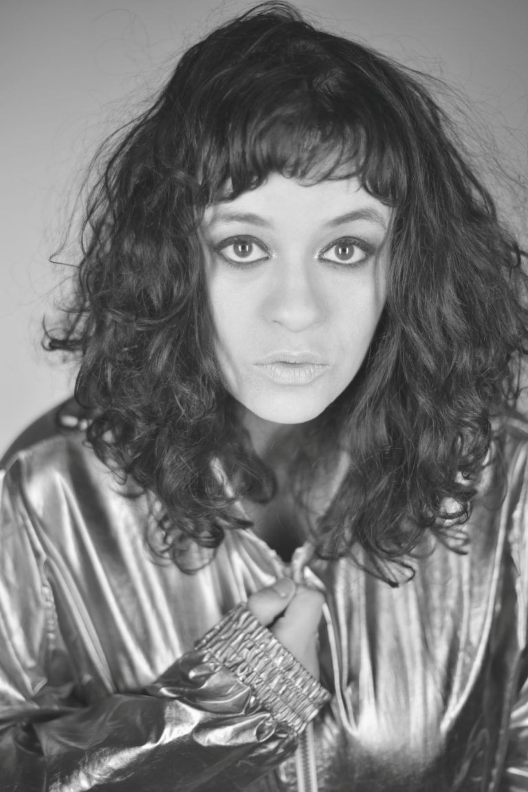 Tulipa Ruiz traz turnê “Noire” à Caixa Cultural Recife neste final de semana