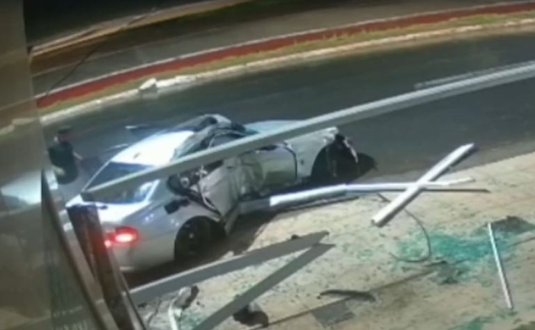 VÍDEO | Carro perde o controle e atinge poste e fachada de prédio em Guarapari