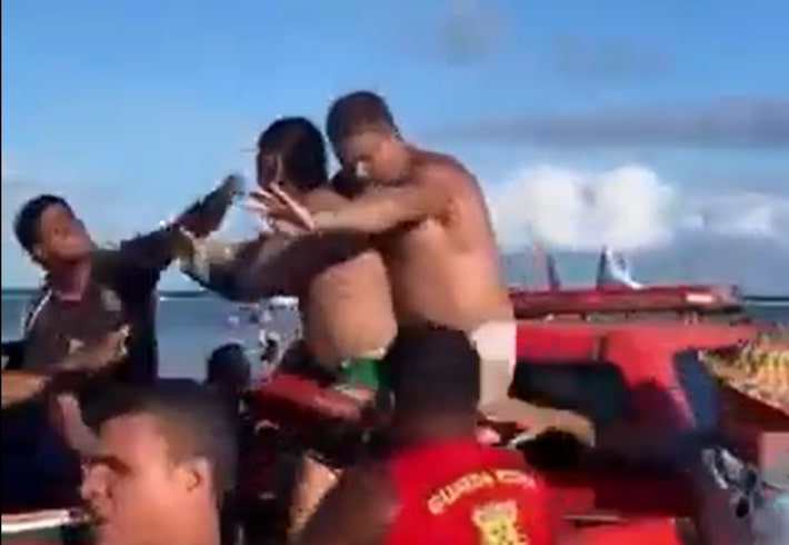 Prefeitura interdita barraca onde casal de turistas foi agredido em Porto de Galinhas