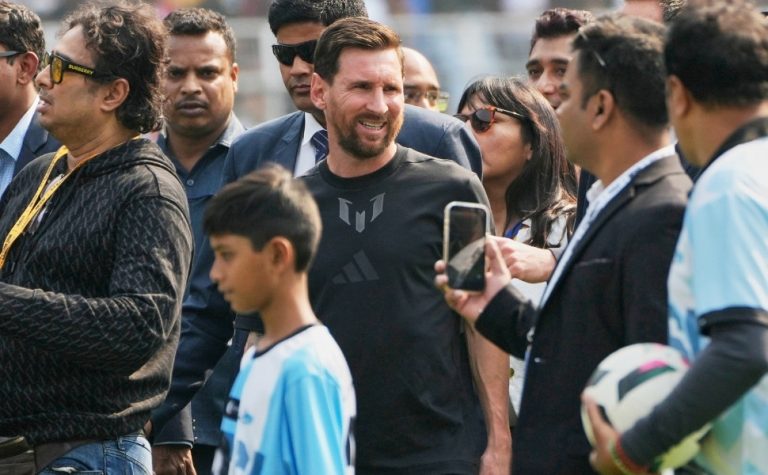 Visita de Messi à Índia começa com tumulto em estádio e prisão de organizador