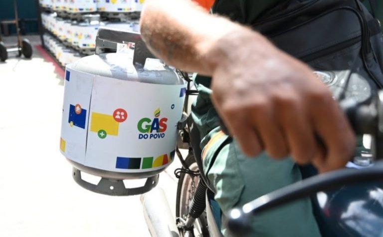 7,4 mil famílias de Vitória recebem botija de gás gratuita em programa federal