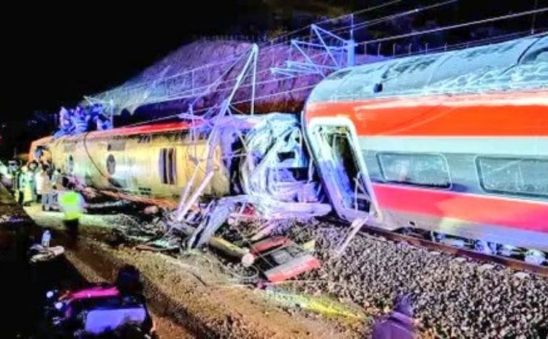 Acidente entre trens deixa cinco mortos e dezenas de feridos na Espanha