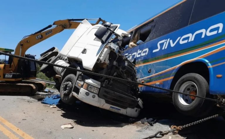 Acidente entre caminhão e ônibus mata ao menos 11 pessoas no RS